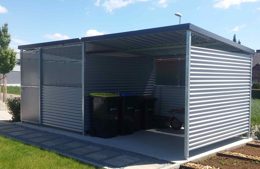 Team bespricht Baupläne an einem Tisch