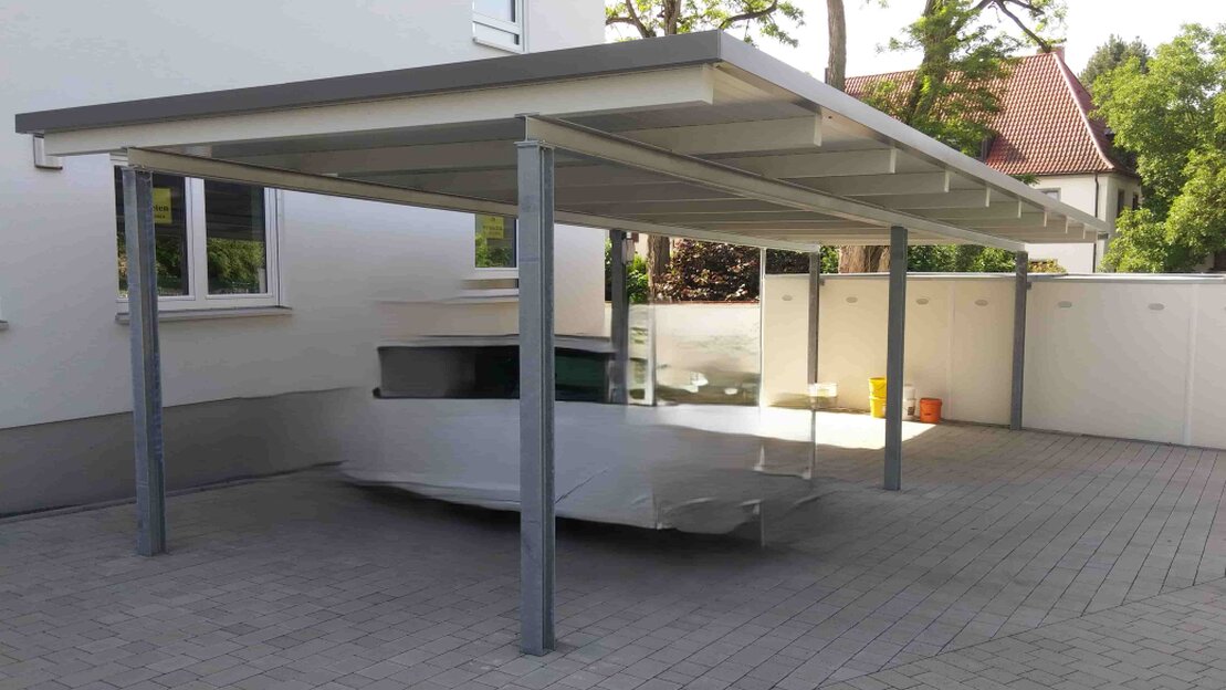 Detailaufnahme von Werkzeugen und Metallarbeit in einer Werkstatt