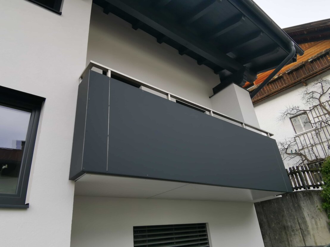 Handschlag zwischen Handwerker und Kunde als Symbol für Partnerschaft